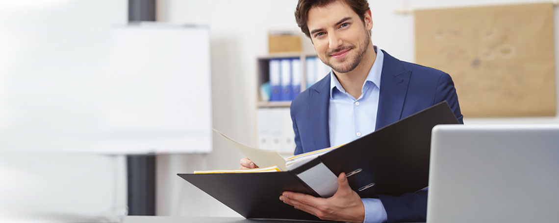mann mit ordern im büro 