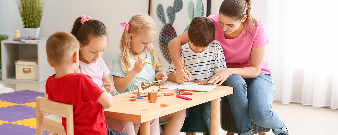 Kinder und Erzieherin